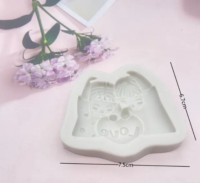 Couple holding hearts silicone mould