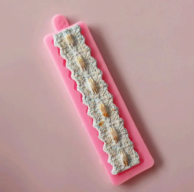 Embossed pattern edge silicone mould