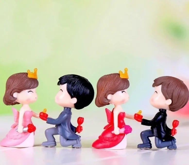 Romantic Couple Miniature Figurines (Style 9)