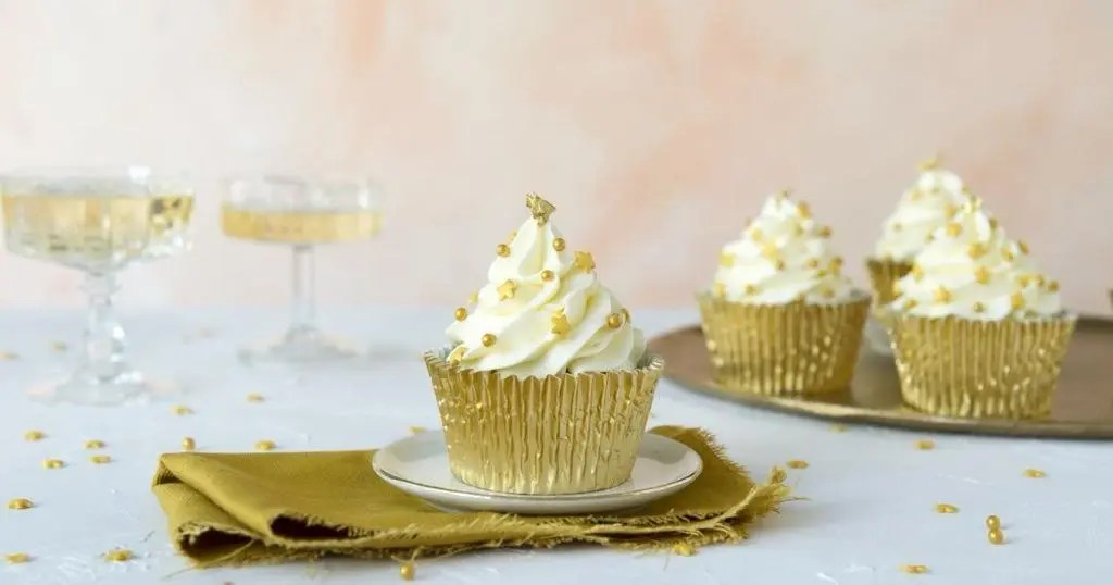 100Pcs Cupcake Cases,Foil Metallic Cupcake Liners Baking Muffin Paper Cups